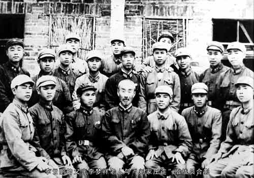 李云鵬犧牲后，其父親李夢祥(前排中間者)與“劉老莊”連指戰(zhàn)員合影
