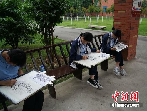 學(xué)生們在什邡市七一中學(xué)校園內(nèi)。中新網(wǎng)記者 宋宇晟 攝