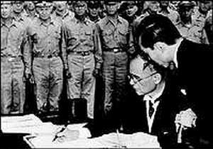 日本政府代表重光葵簽字。