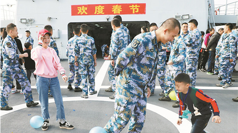 揣著溫情出征！南部戰(zhàn)區(qū)海軍某船提前過年，軍屬上船話團(tuán)圓
