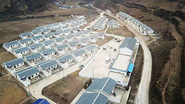 新春走軍營丨半山腰掃視涼山打古洛村，舊屋新居對比明顯