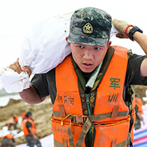 必須頂?shù)蒙?！?1集團軍某旅300余名官兵冒雨奮戰(zhàn)一線