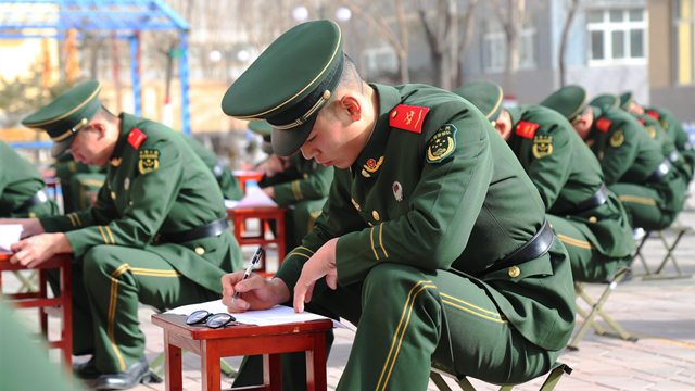 如何幫助新兵走好“兵之初”，在法治軌道上扎實(shí)起步？