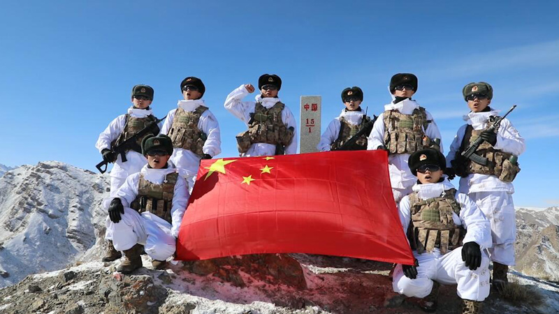 新春走軍營丨中吉15號界碑前，新兵接過鋼槍！