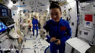 冰墩墩上太空了！王亞平和冰墩墩在中國空間站同框