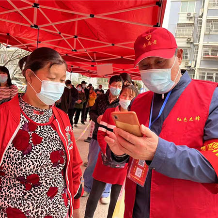 “橄欖綠”化身“志愿紅”！疫情當(dāng)前，他們堅守抗疫一線