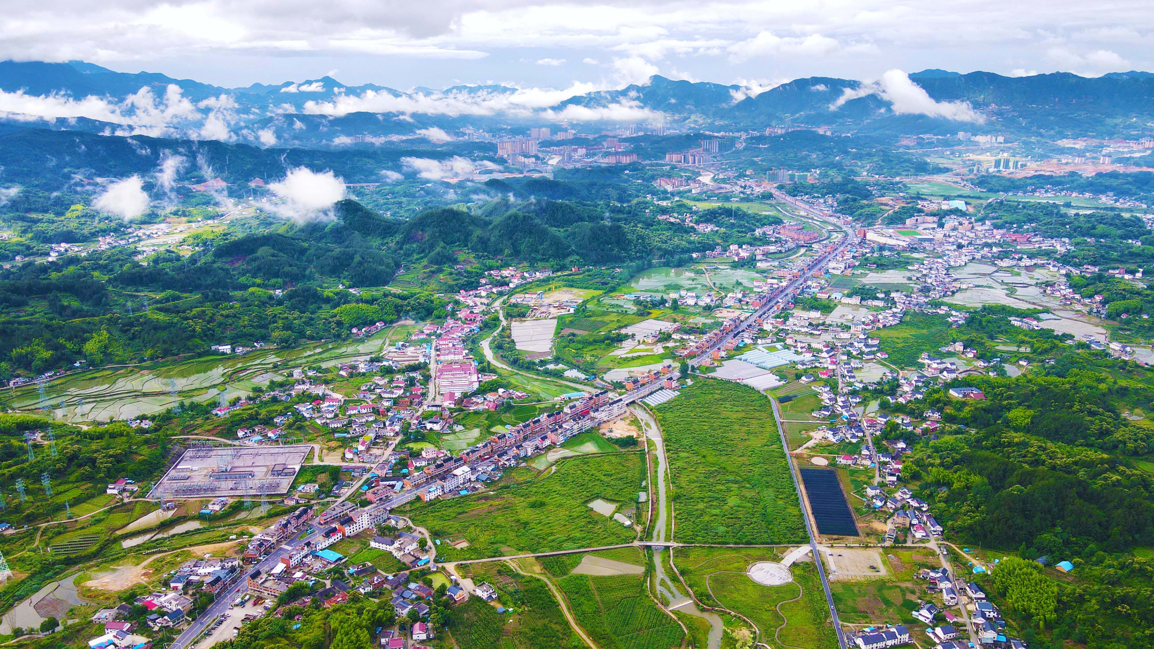 航拍安徽岳西：芒種時(shí)節(jié)，阡陌縱橫田園繽紛