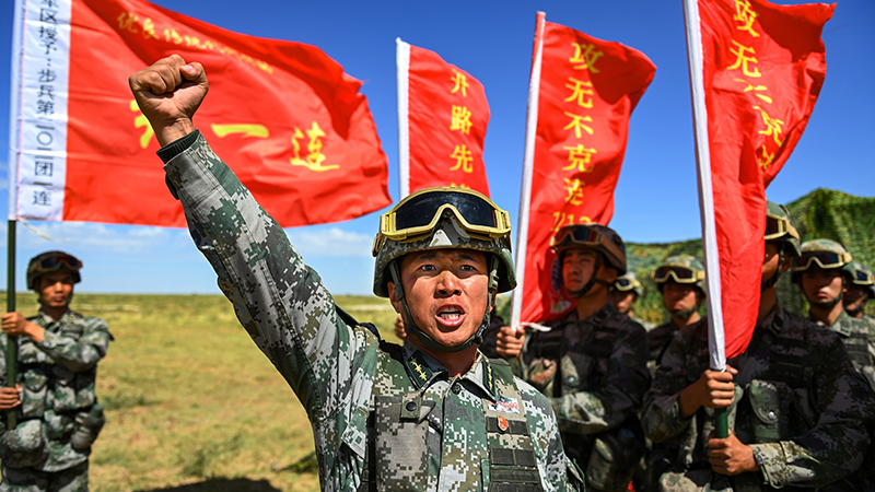 “跨越-2021朱日和A”演習(xí)戰(zhàn)斗發(fā)起前，楊德龍進(jìn)行戰(zhàn)斗動(dòng)員。