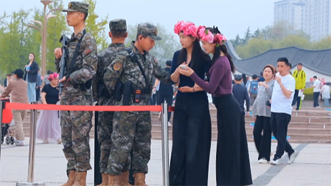 牡丹花開(kāi)迎來(lái)客 武警官兵保平安