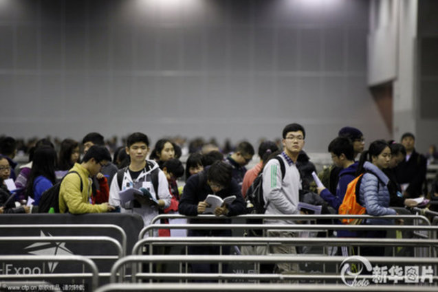 2014年01月25日，香港，在亞洲國際博覽館考場，近萬名考生參加了有“美國高考”之稱的SAT考試。  