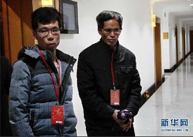 2月18日，被告人林森浩的父親林尊耀（右）在宣判結(jié)束后離開法院。