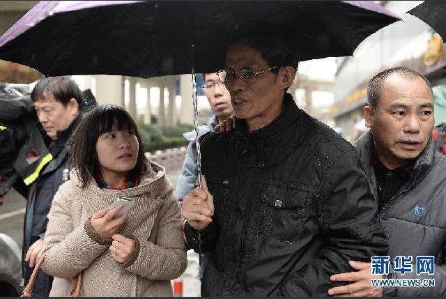 2月18日，被告人林森浩父親（右二）宣判后走出法院。