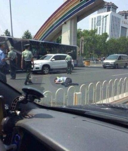 無(wú)牌奧迪車(chē)將執(zhí)勤交警撞飛