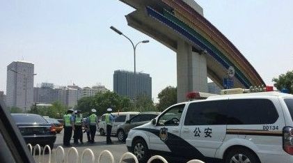 目前被撞傷的交警正在搶救中。