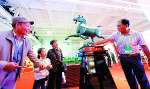 圖：在武威展廳內(nèi)，市民詳細(xì)了解銅奔馬的歷史。本報(bào)首席記者 裴強(qiáng) 攝