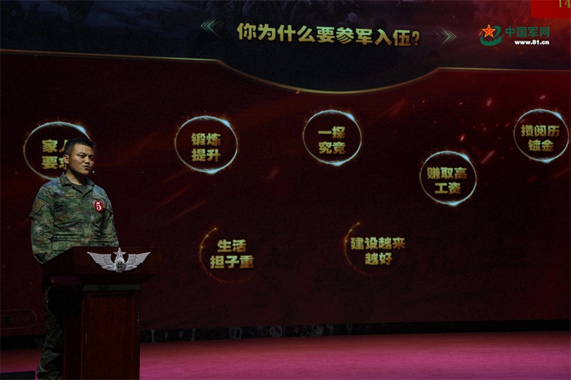 政治教員曾建偉授課。王山山 攝