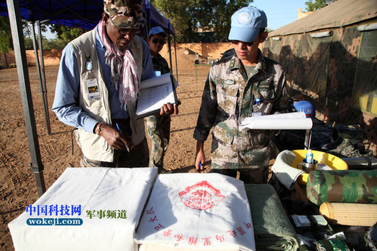 聯(lián)馬團(tuán)裝備核查組正在核查單兵生活裝具。
