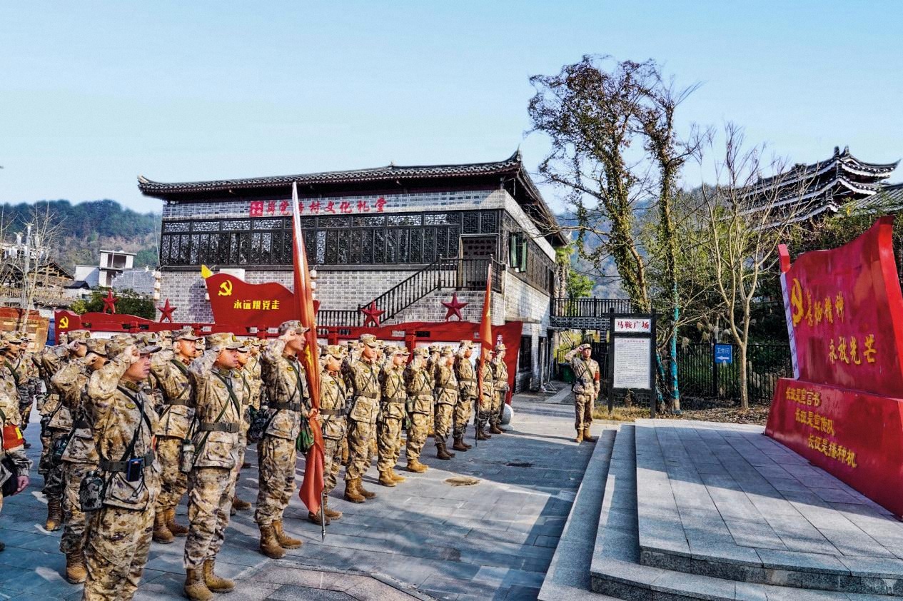 貴州省臺江縣人武部組織官兵、文職人員和民兵到轄區(qū)紅色場館開展重溫入黨誓詞活動。田茹瑛 攝