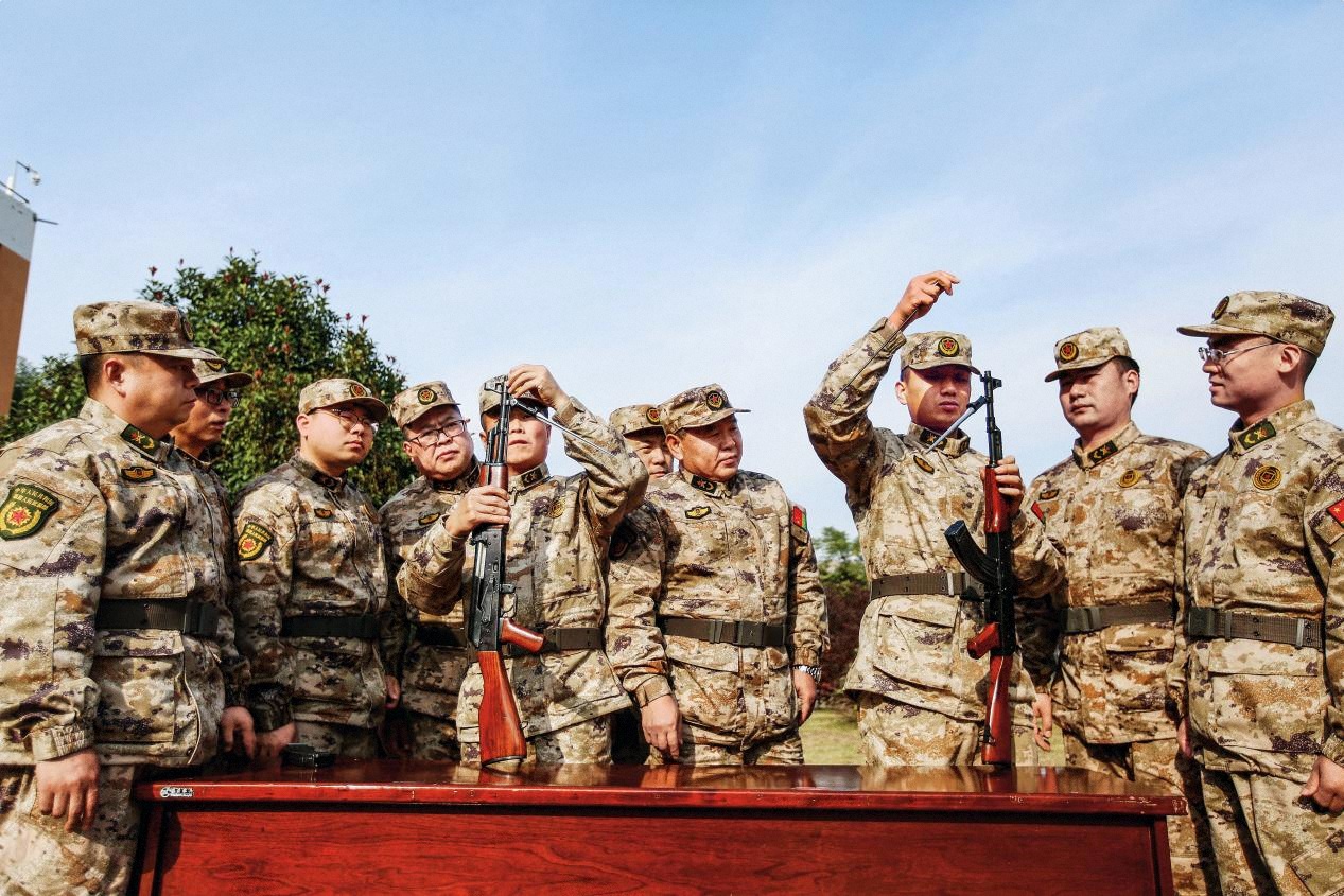 淮北軍分區(qū)組織專武干部和新任職政治教導(dǎo)員集訓(xùn)。（攝影 郭林）