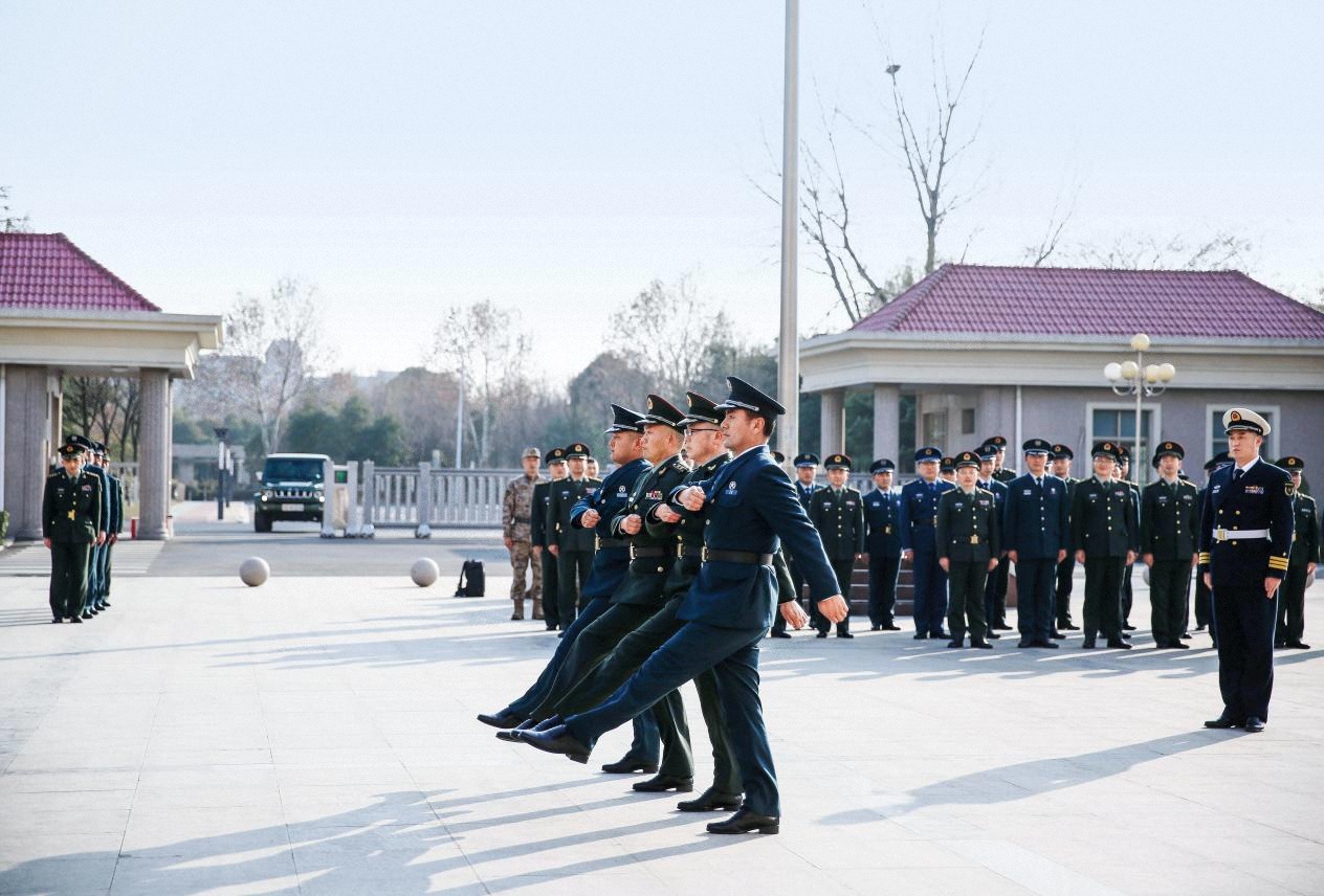 淮北軍分區(qū)組織所屬官兵、文職人員進(jìn)行隊(duì)列會(huì)操。（攝影 郭林）