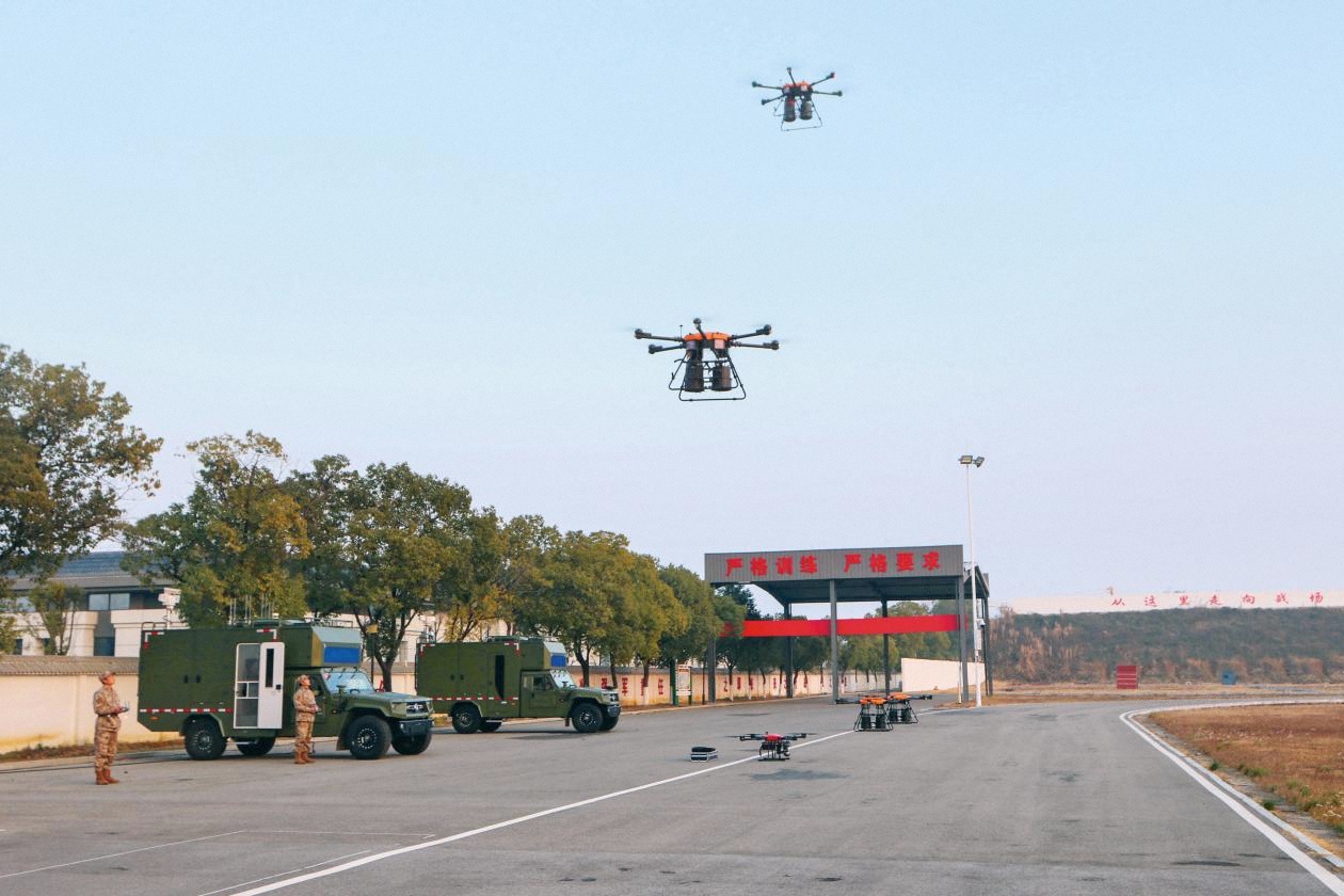 2025年1月5日，黃岡軍分區(qū)組織察打一體車和無人機協(xié)同演練演訓。圖為應(yīng)急救援無人機升空。周搏攝