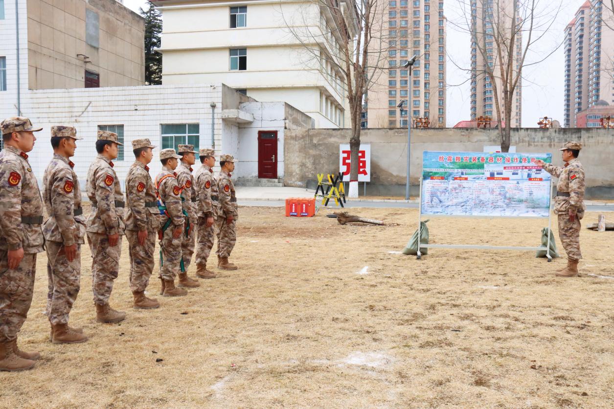 臨夏軍分區(qū)組織專武干部進(jìn)行搶險救災(zāi)訓(xùn)練