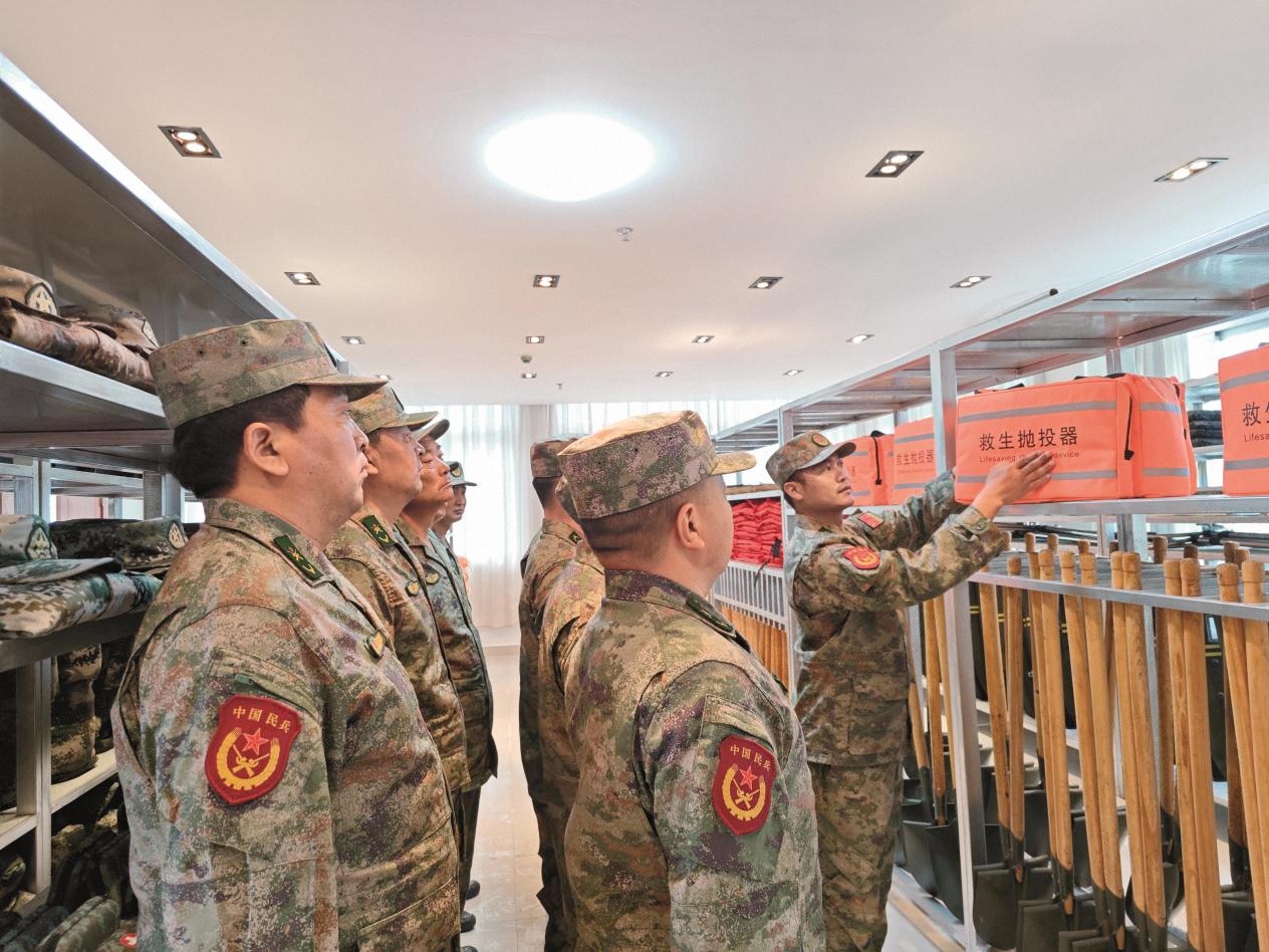 江蘇省東臺市人武部堅持以“評星掛牌”活動為牽引，組織專武干部前往基層武裝部正規(guī)化建設達標試點單位觀摩見學。（張進春）
