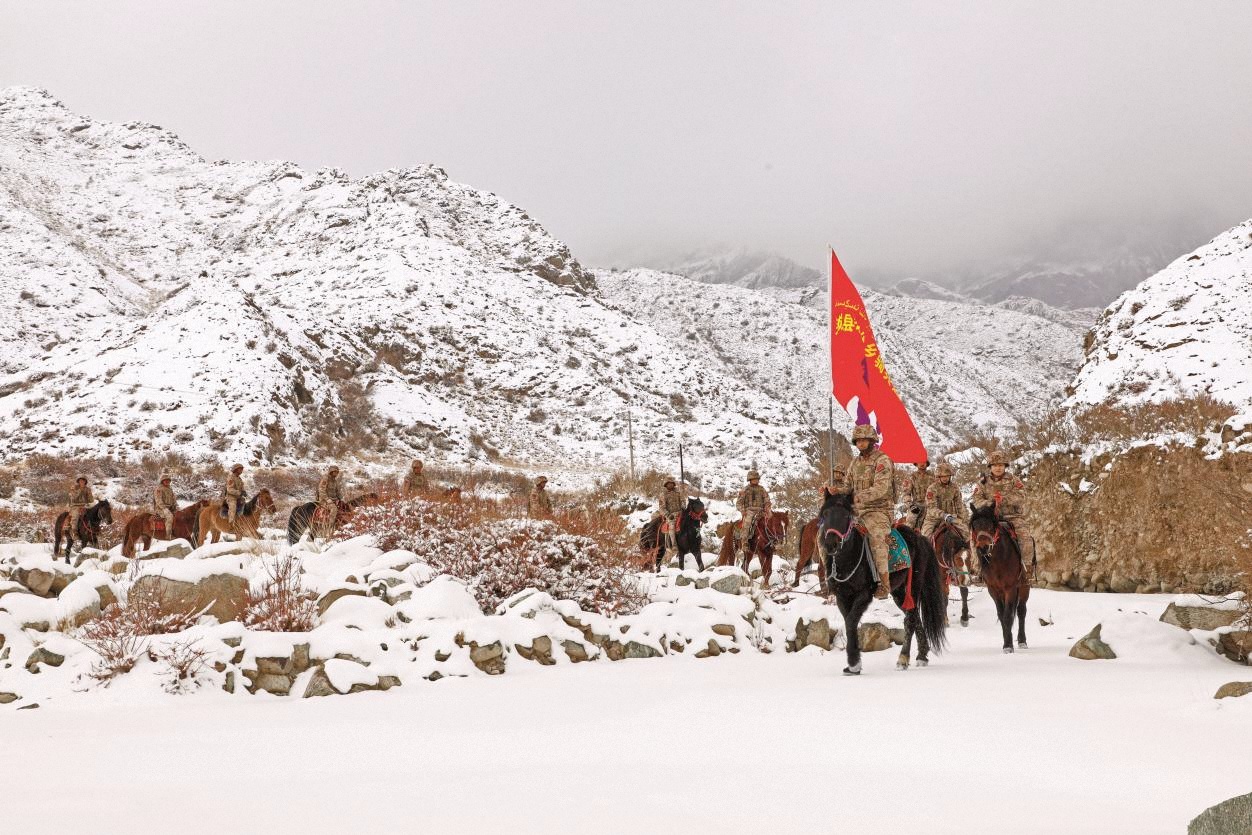 圖6-4為：民兵騎兵連在蜿蜒的山區(qū)里巡邏執(zhí)勤，確保防區(qū)安全穩(wěn)定。