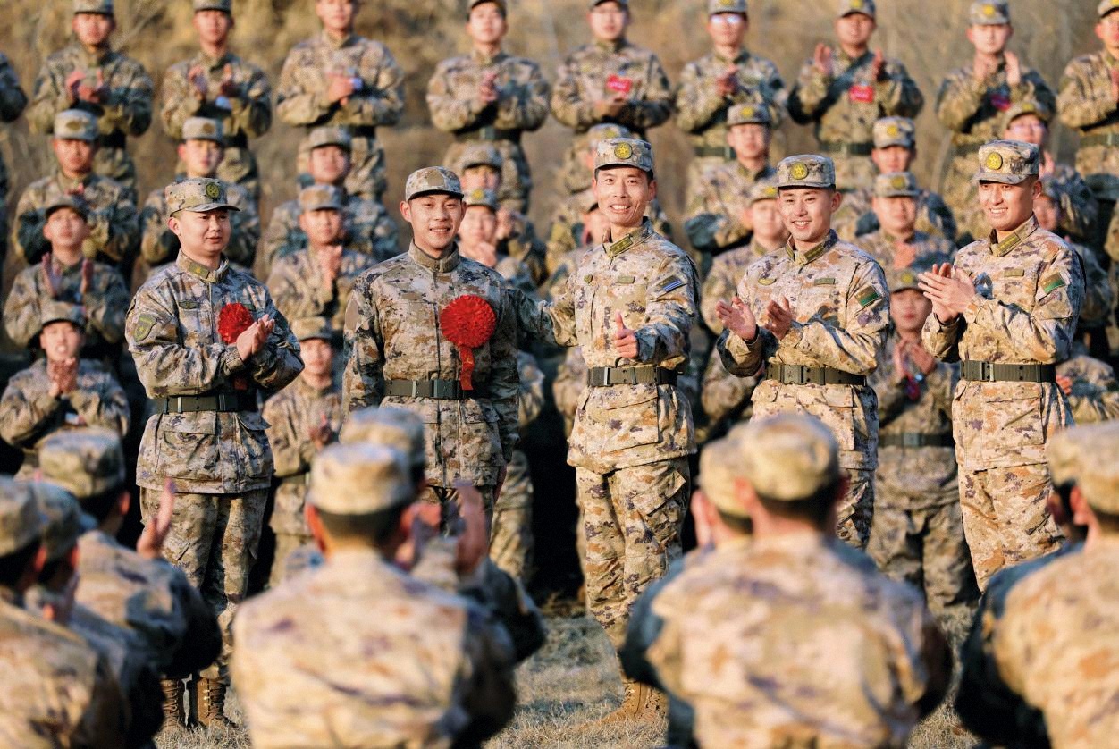 1.參訓文職人員和新兵利用訓練間隙組織小比武小競賽，為成績優(yōu)異者佩戴紅花，激勵練兵備戰(zhàn)的熱情。