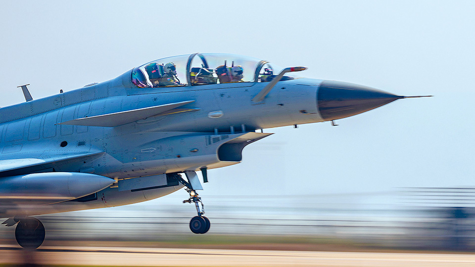 礪劍蒼穹 空軍航空兵某部開展實彈地靶訓(xùn)練