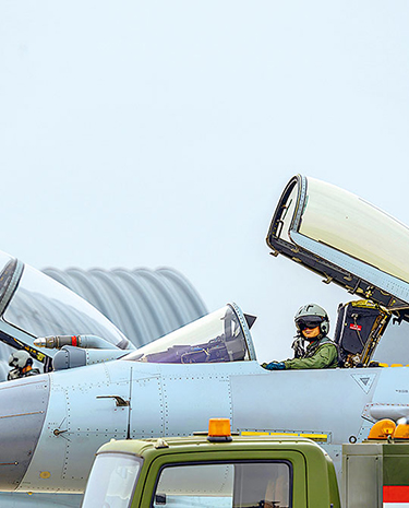 礪劍蒼穹 空軍航空兵某部開展實(shí)彈地靶訓(xùn)練